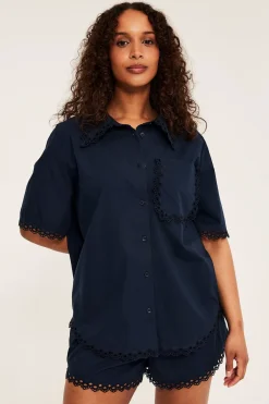 Pyjamas med broderikant