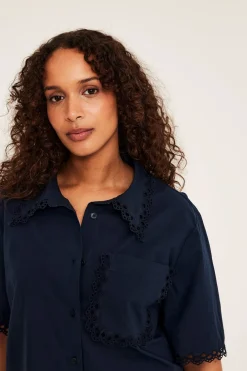 Pyjamas med broderikant