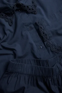 Pyjamas med broderikant