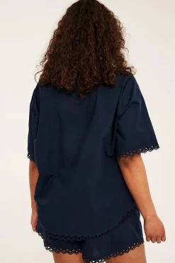 Pyjamas med broderikant