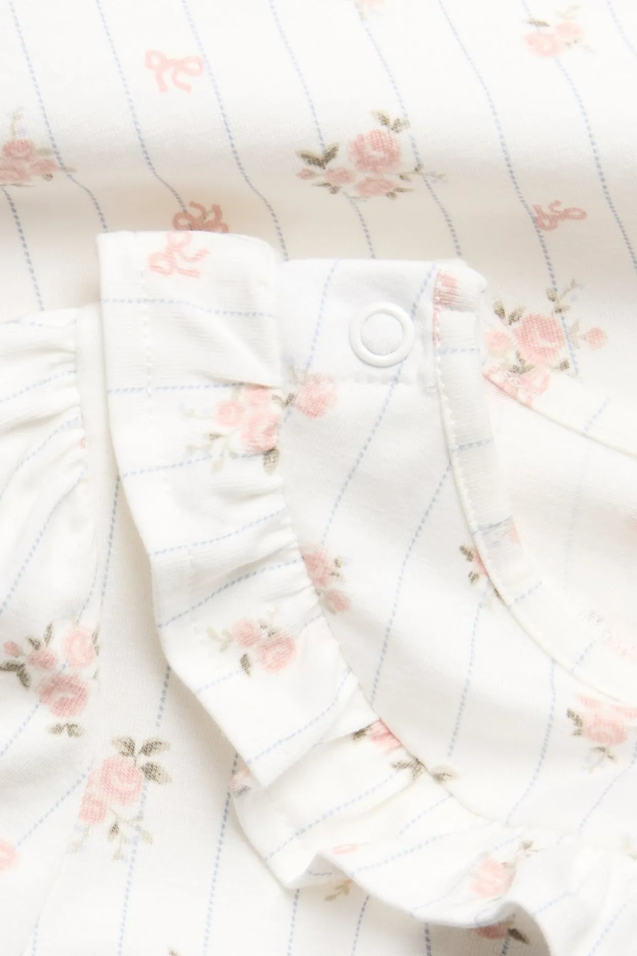 Pyjamas med små blomster og volanger