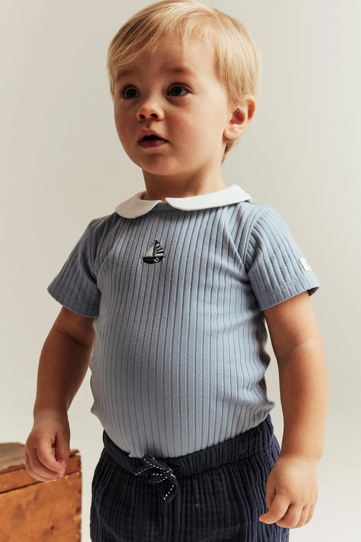 Ribbestrikket body med brodering
