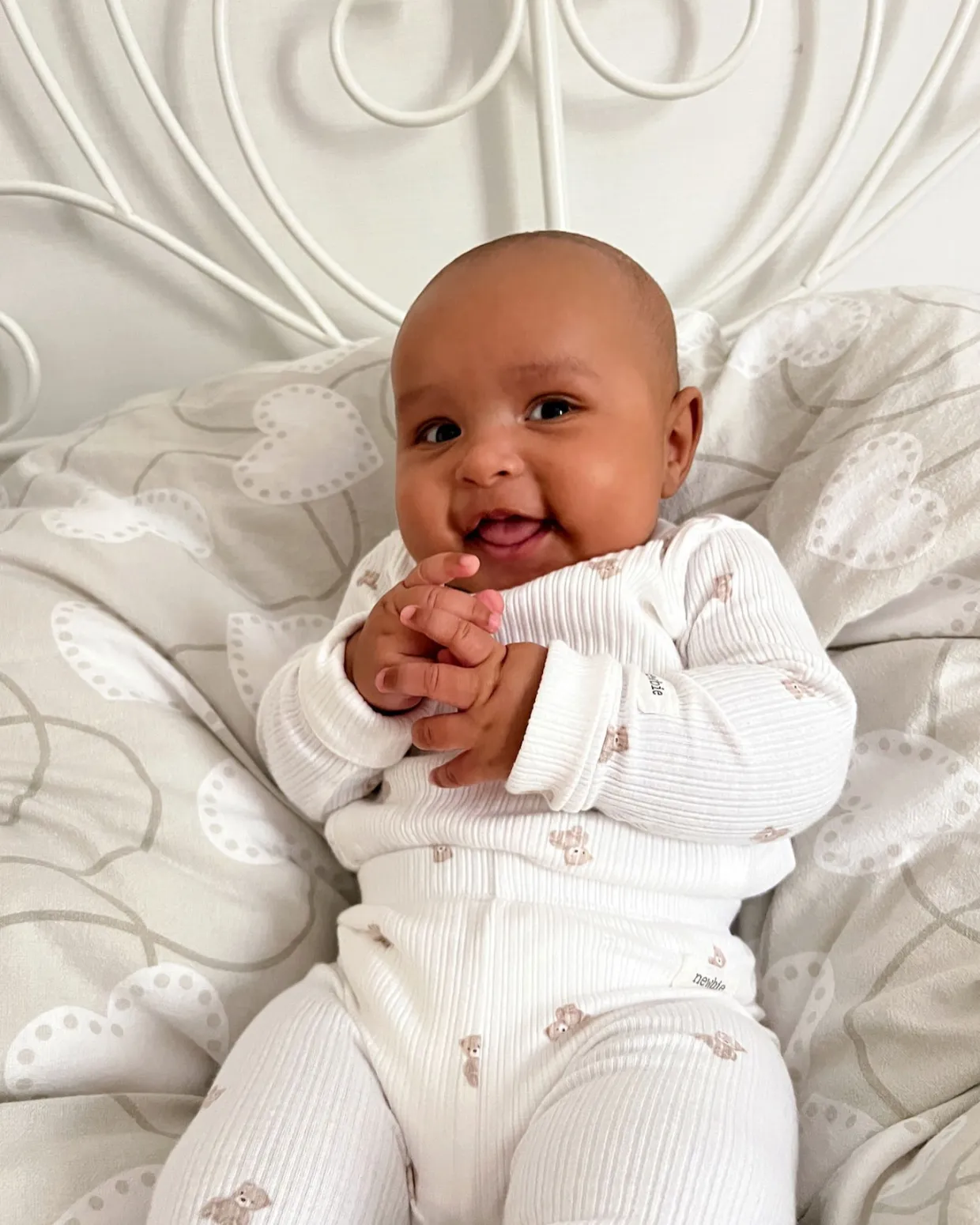 Ribbestrikket body med kosebamser