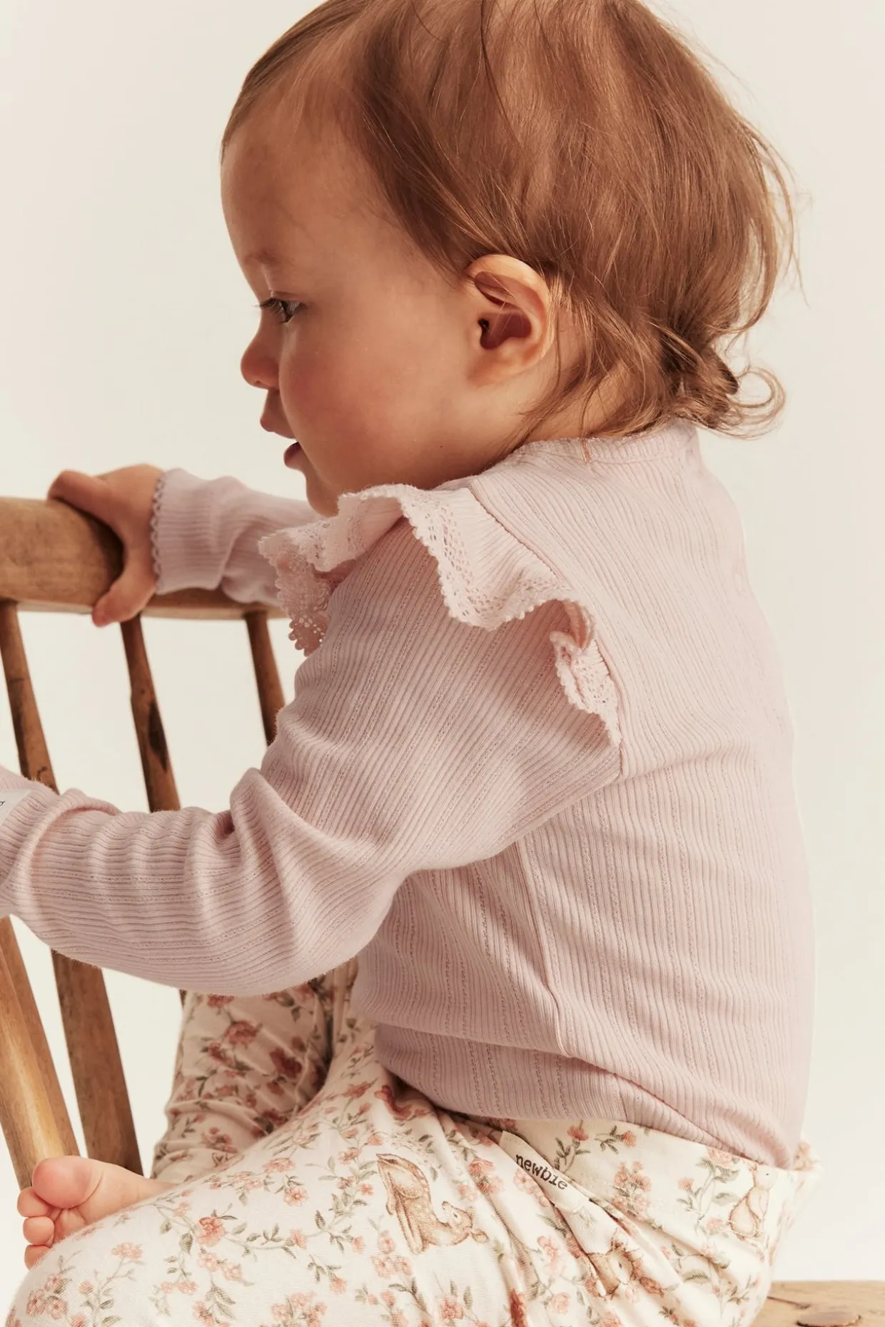 Ribbestrikket body med volang