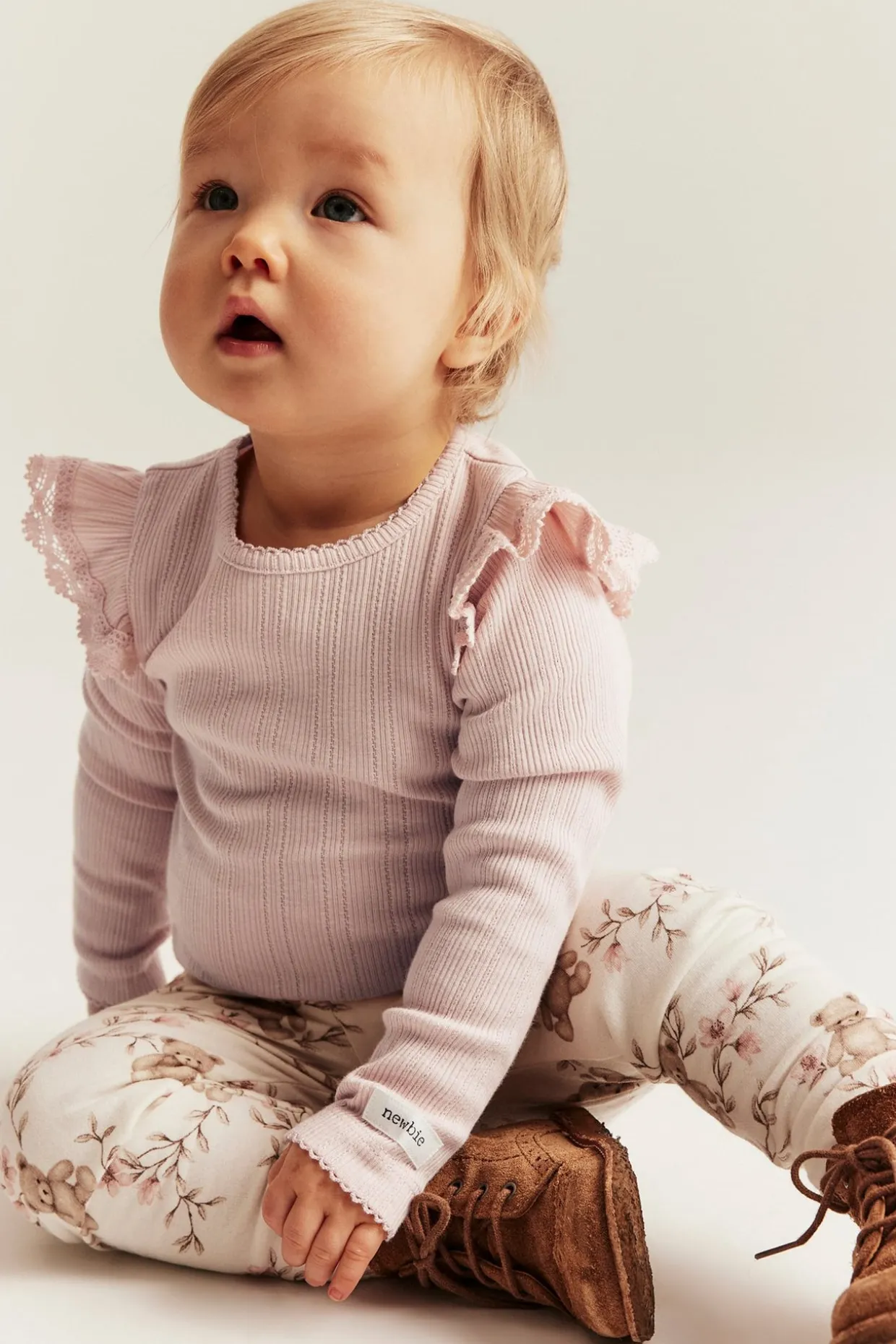 Ribbestrikket body med volang