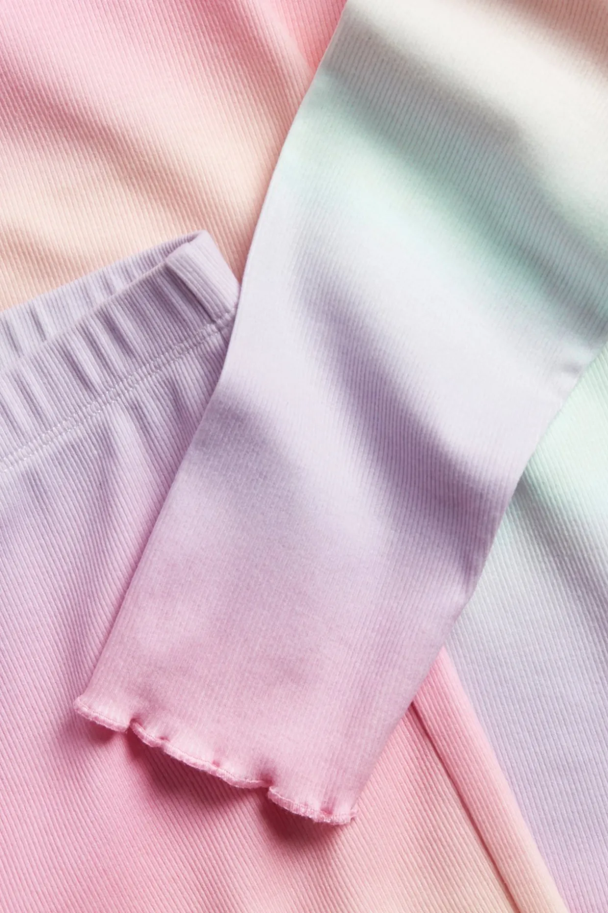 Ribbestrikket pyjamas