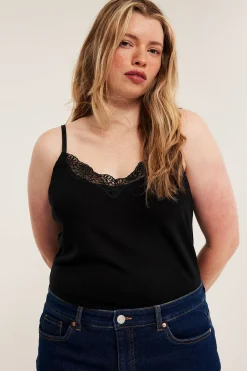 Ribbestrikket singlet med blonder