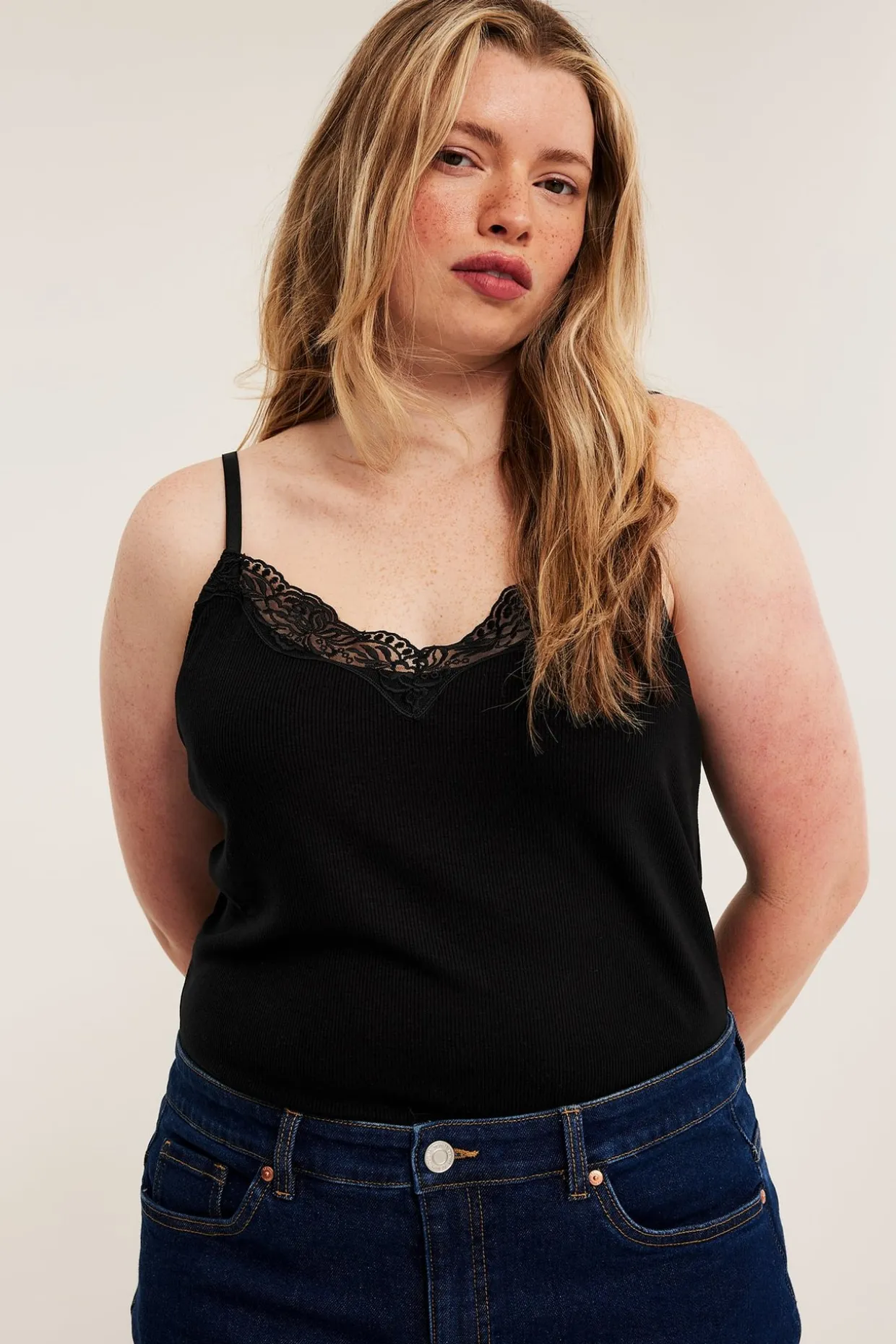 Ribbestrikket singlet med blonder