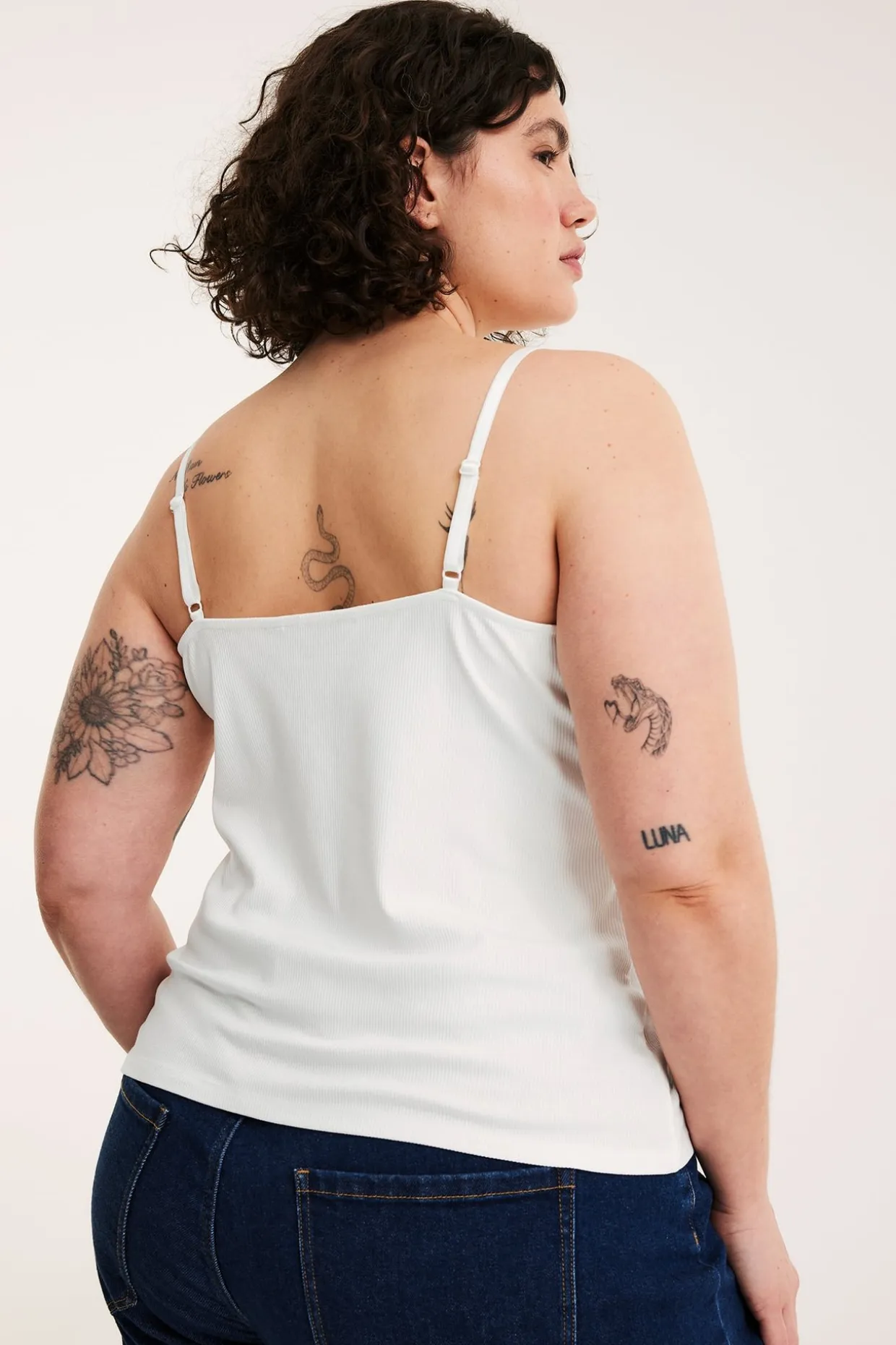 Ribbestrikket singlet med blonder