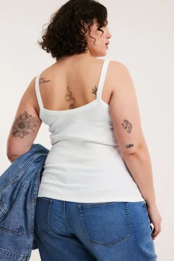 Ribbestrikket singlet med smale skulderstropper