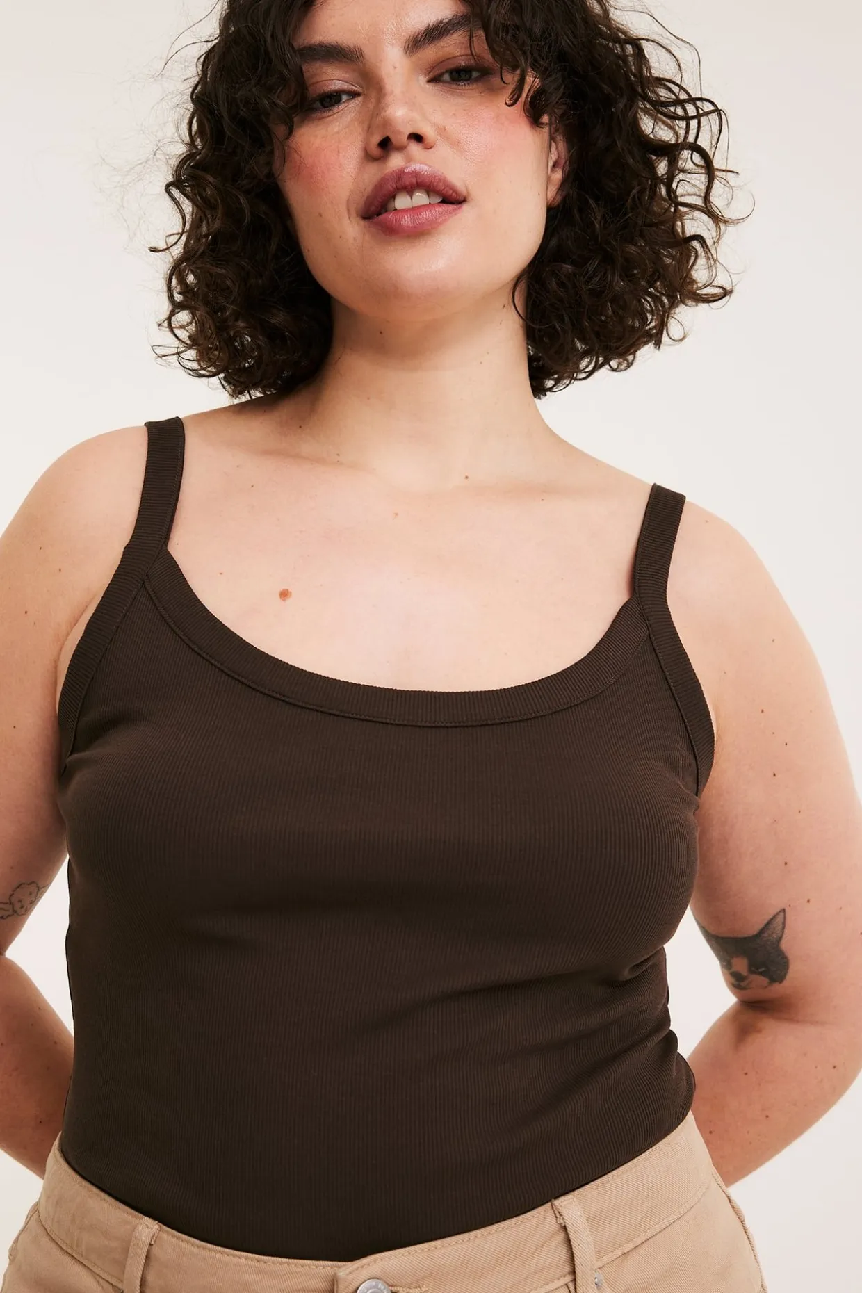 Ribbestrikket singlet med smale skulderstropper