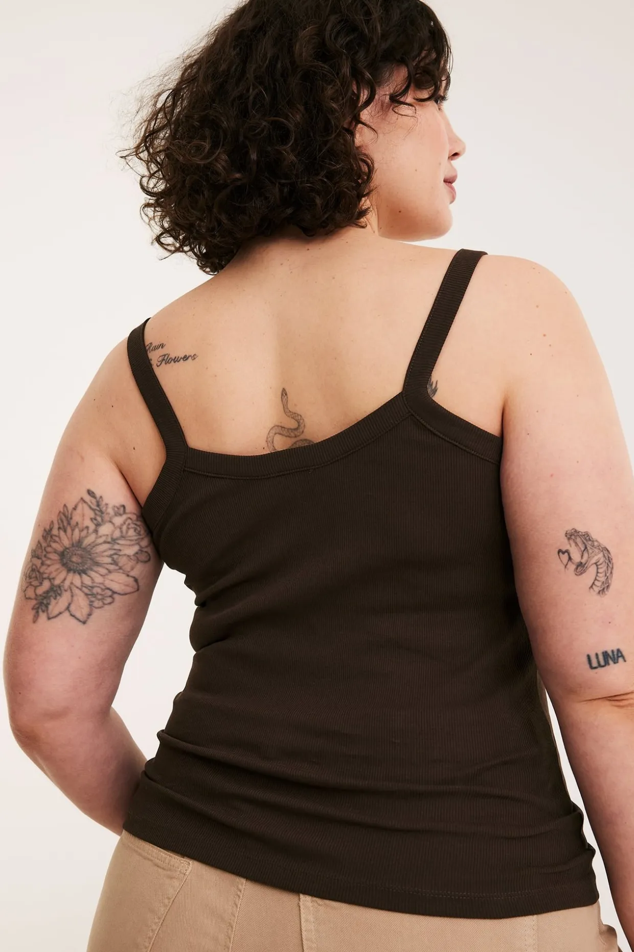 Ribbestrikket singlet med smale skulderstropper