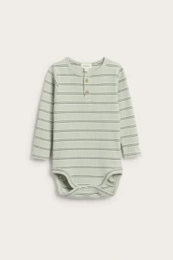 Ribbet body med knapper
