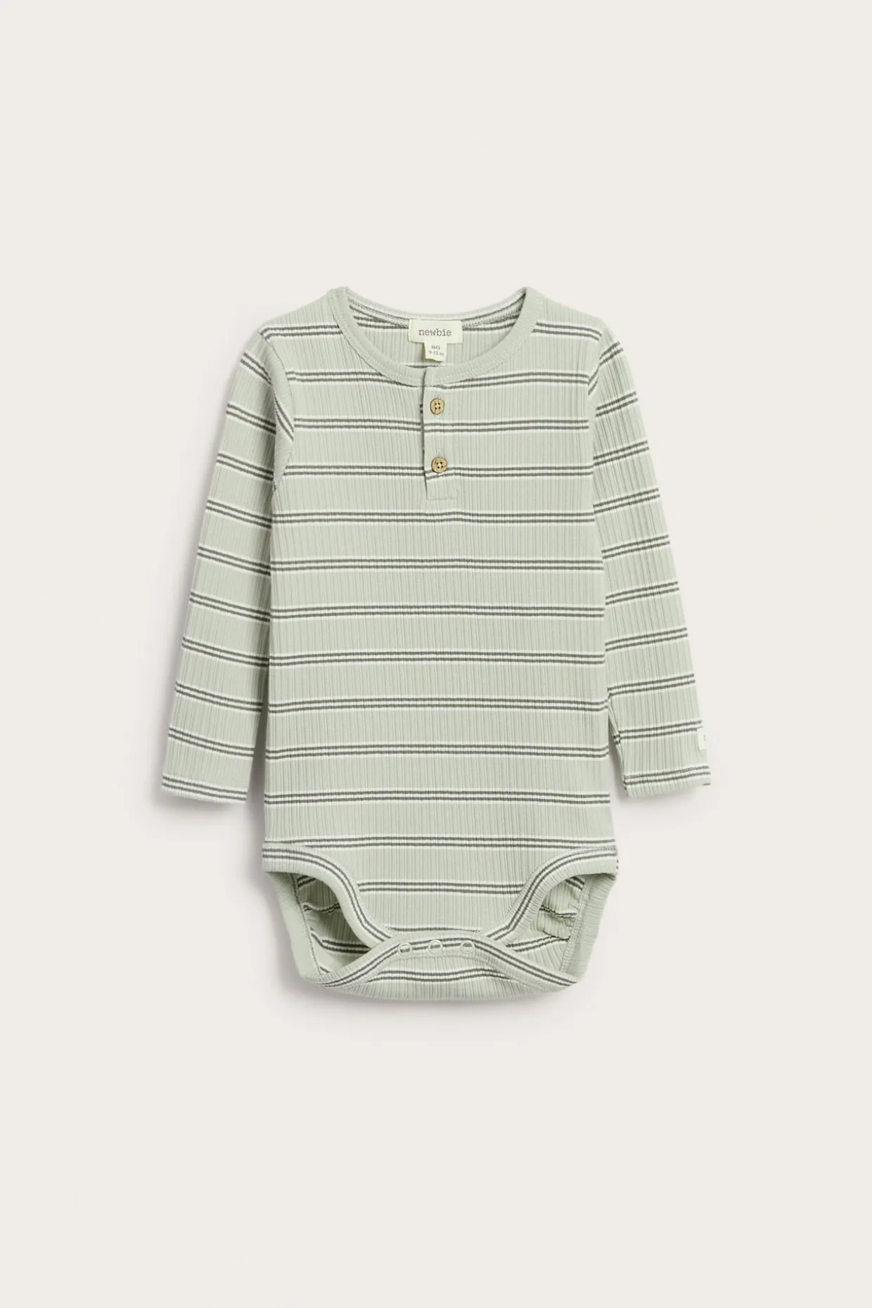 Ribbet body med knapper