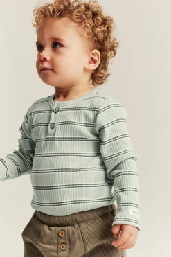 Ribbet body med knapper