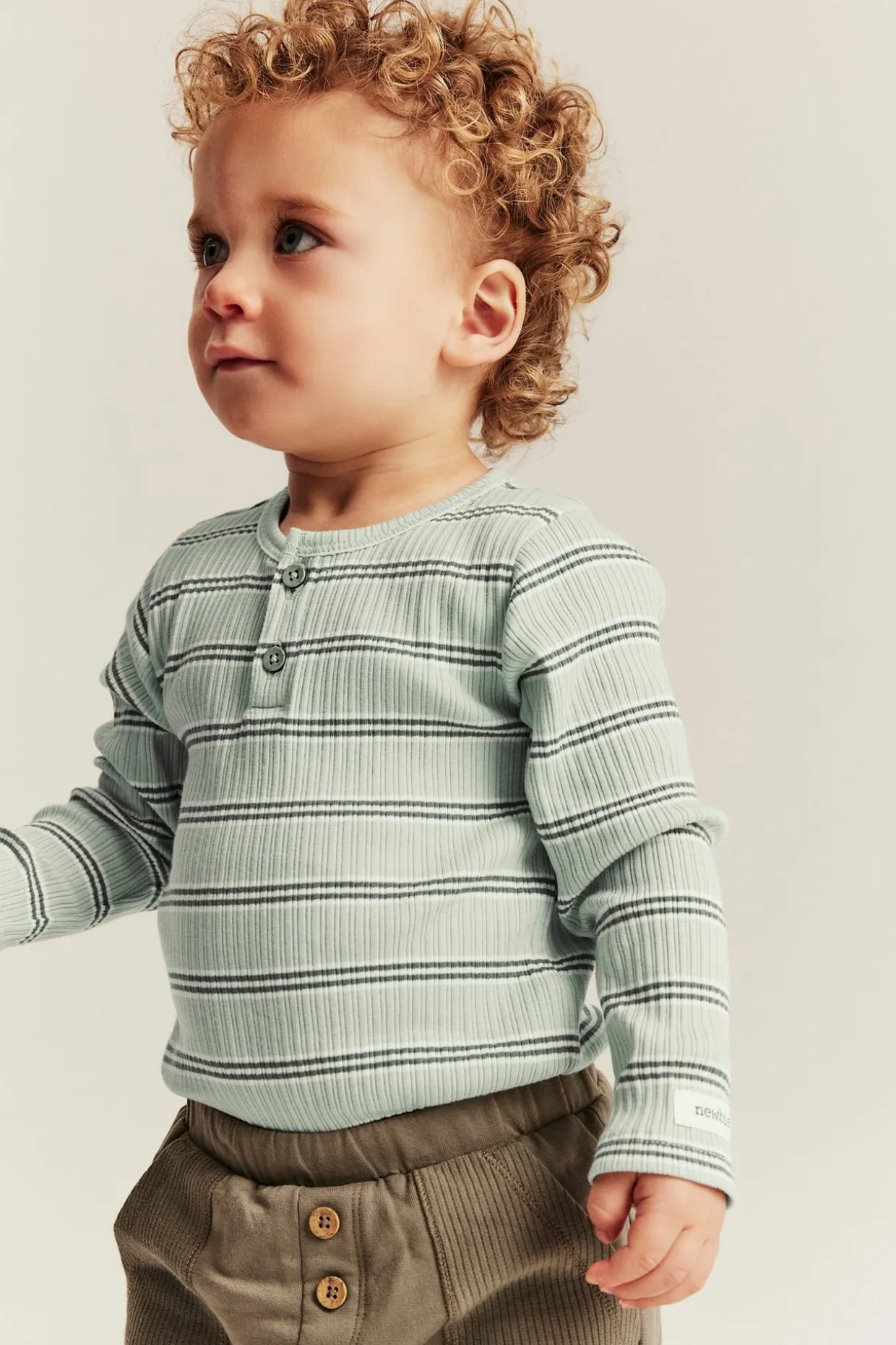 Ribbet body med knapper