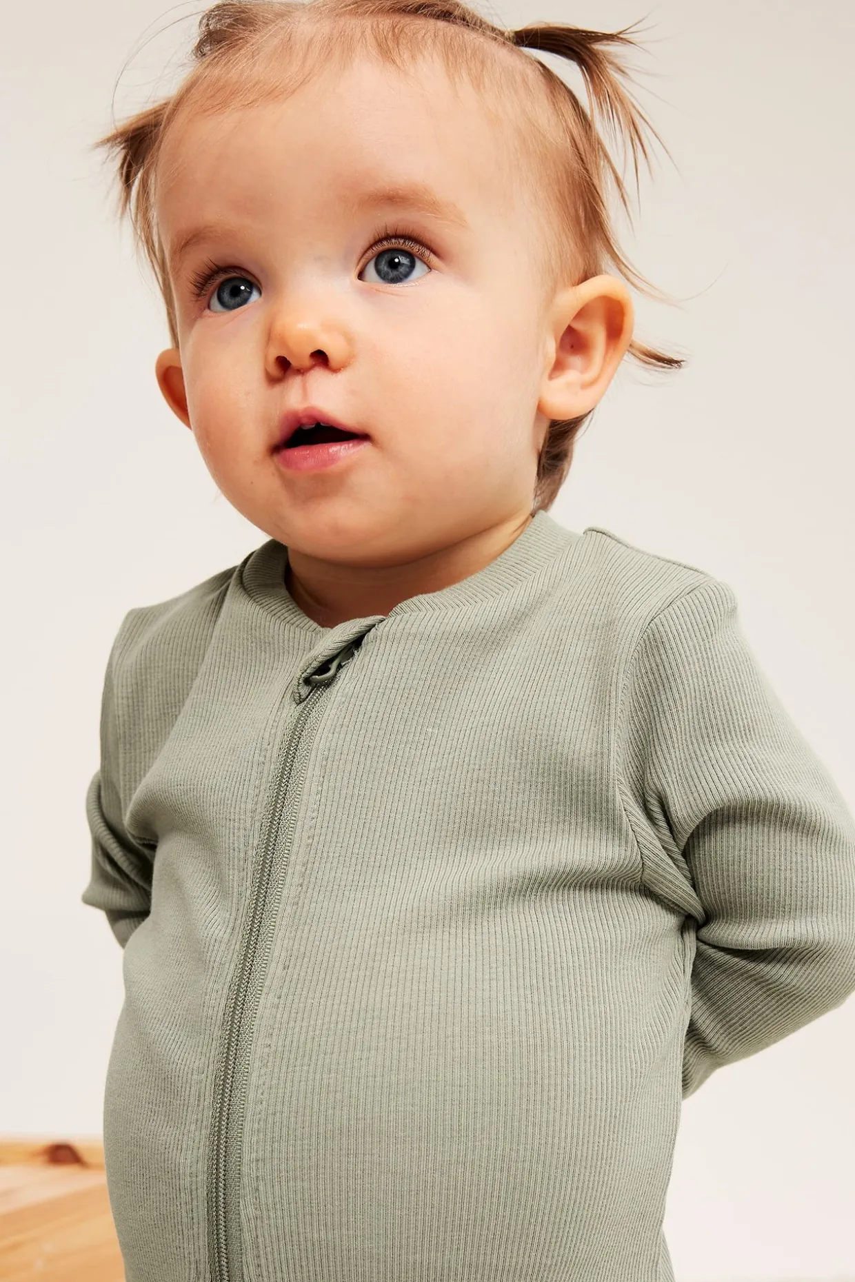 Ribbet jumpsuit med ribbekanter som kan brettes ned