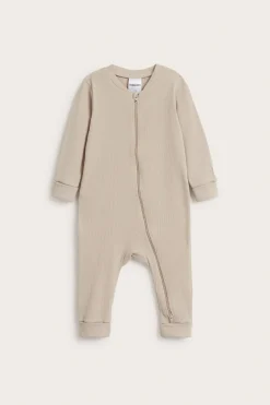 Ribbet jumpsuit med ribbekanter som kan brettes ned