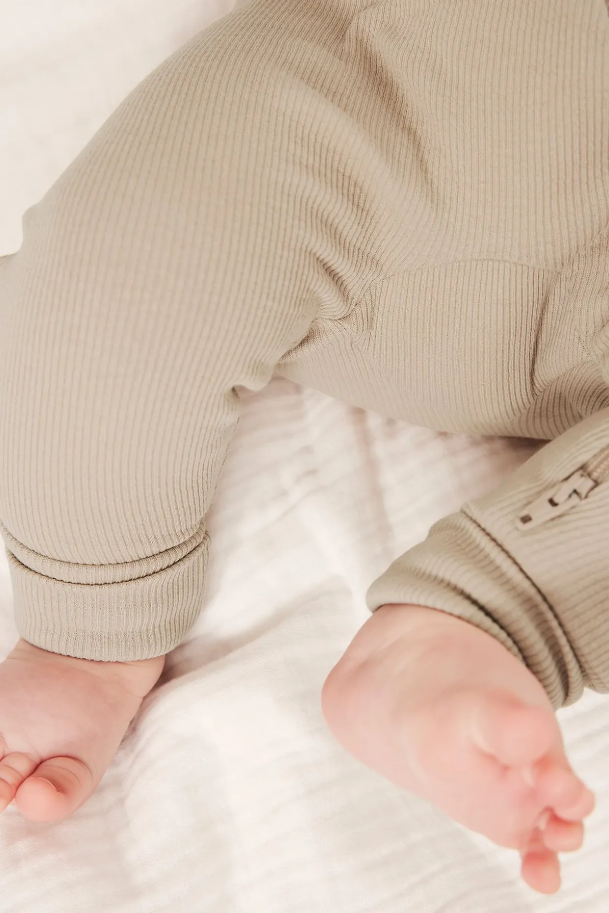 Ribbet jumpsuit med ribbekanter som kan brettes ned