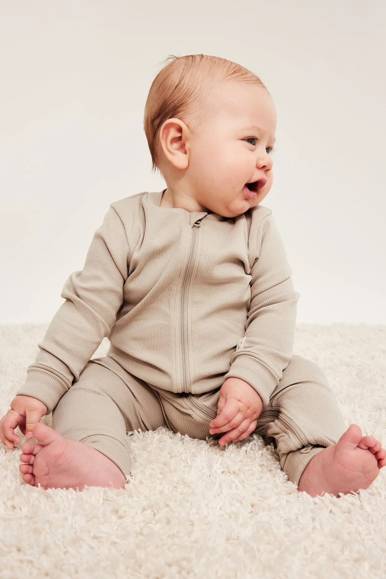 Ribbet jumpsuit med ribbekanter som kan brettes ned
