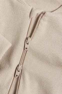 Ribbet jumpsuit med ribbekanter som kan brettes ned