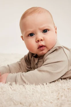 Ribbet jumpsuit med ribbekanter som kan brettes ned