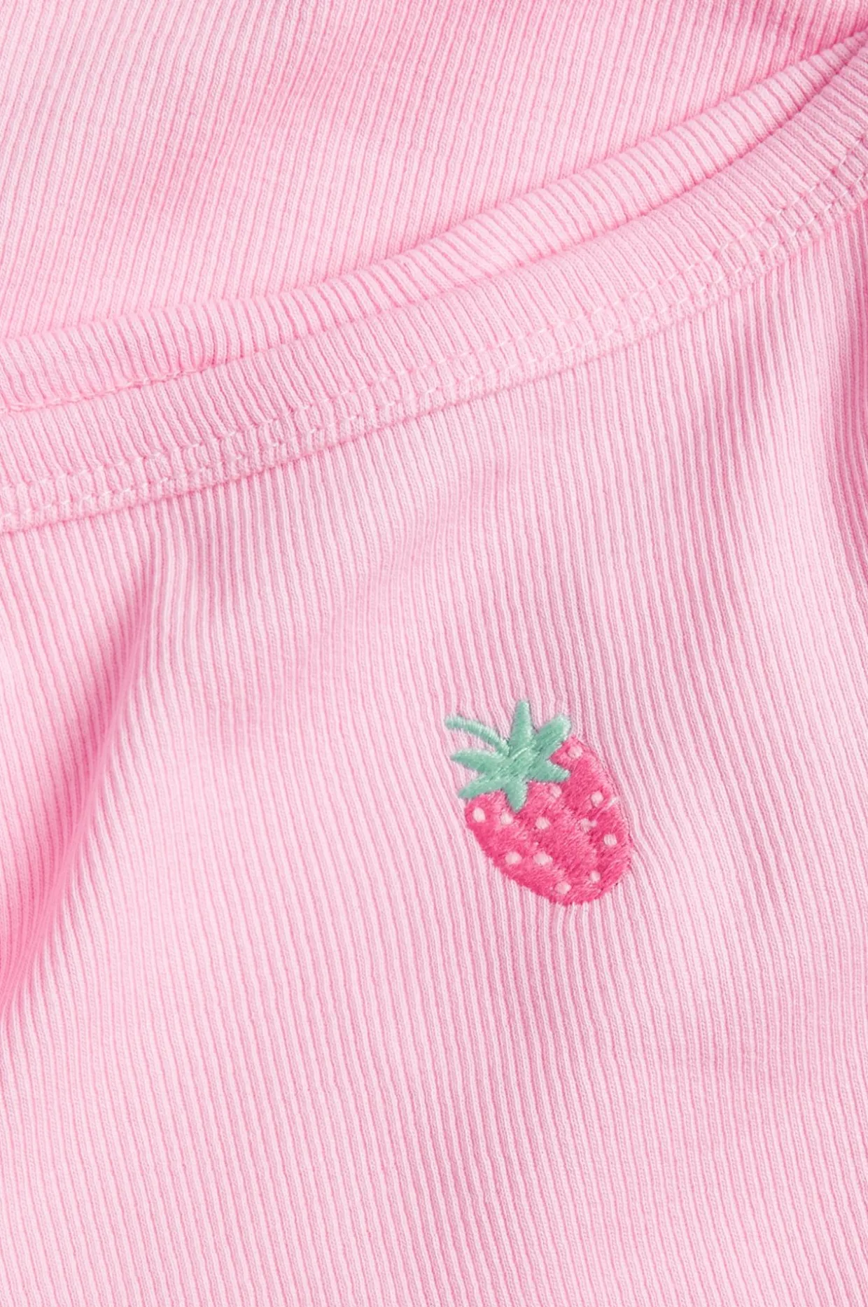 Ribbet singlet med jordbærbroderi