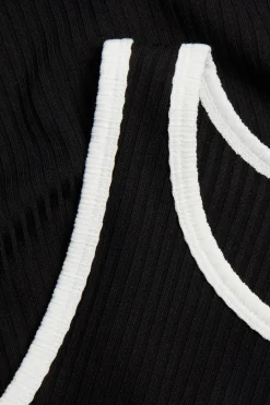 Ribbet singlet med kontrastkanter