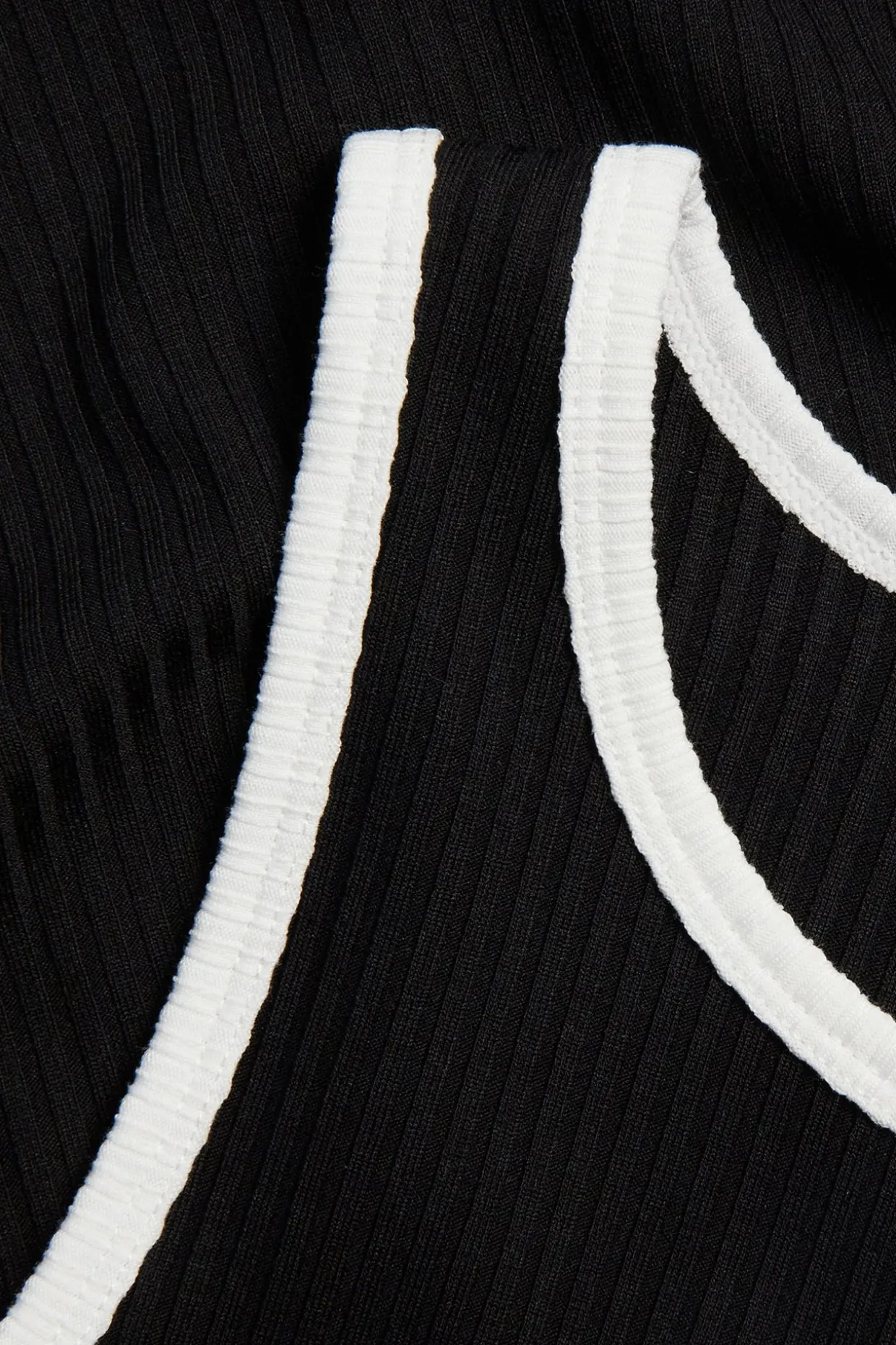 Ribbet singlet med kontrastkanter