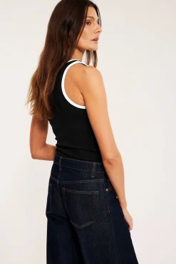 Ribbet singlet med kontrastkanter