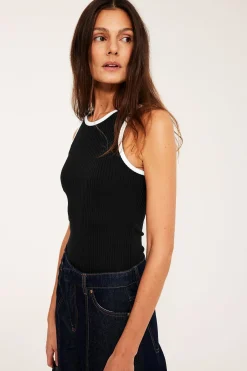 Ribbet singlet med kontrastkanter