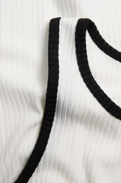 Ribbet singlet med kontrastkanter