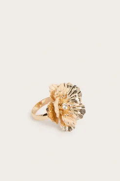 Ring med skulpturert blomst