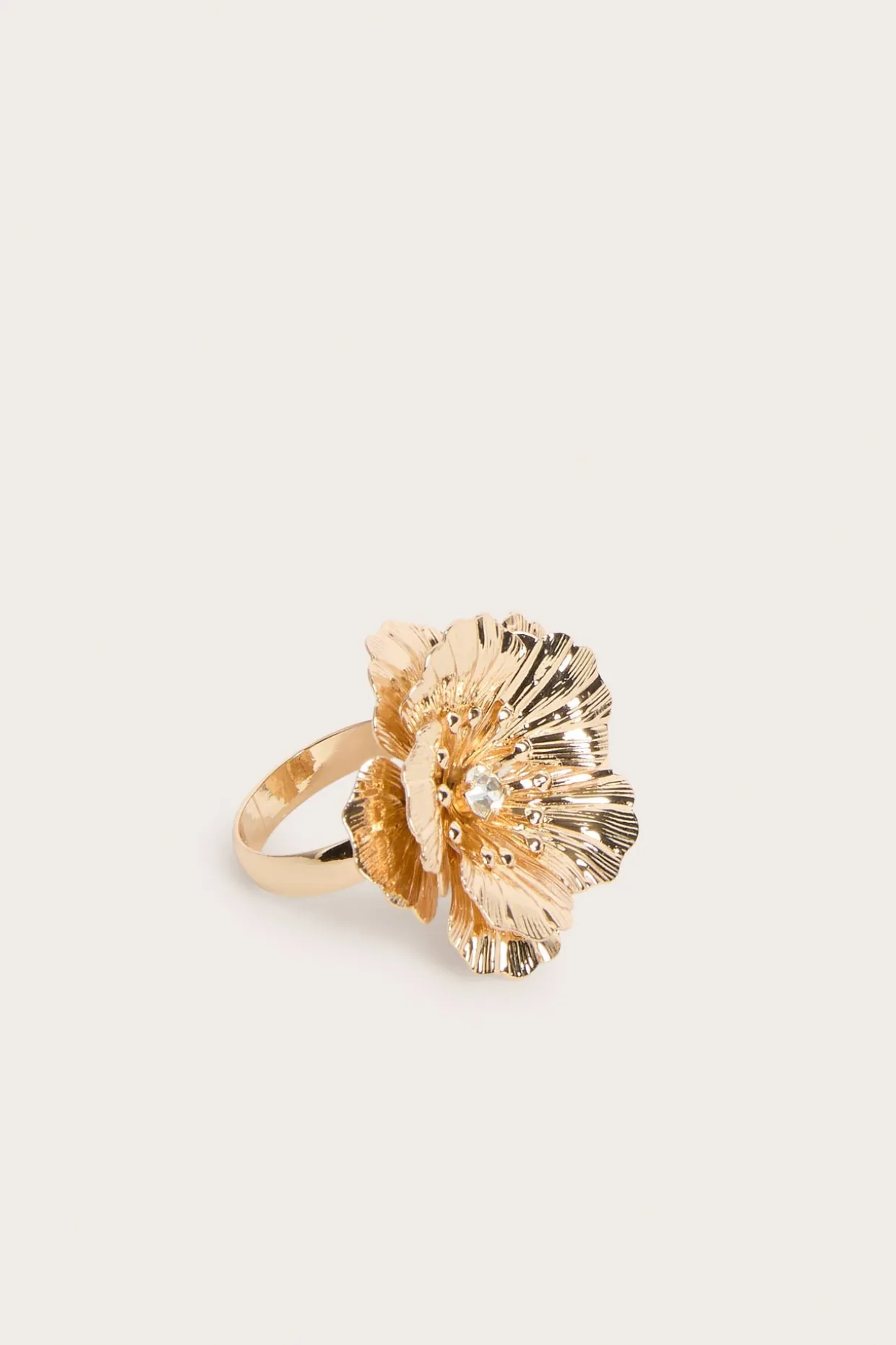 Ring med skulpturert blomst