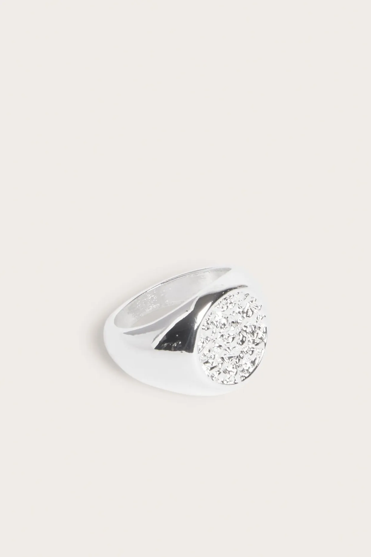 Ring med strassteiner