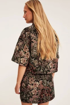Romslig blomstret topp