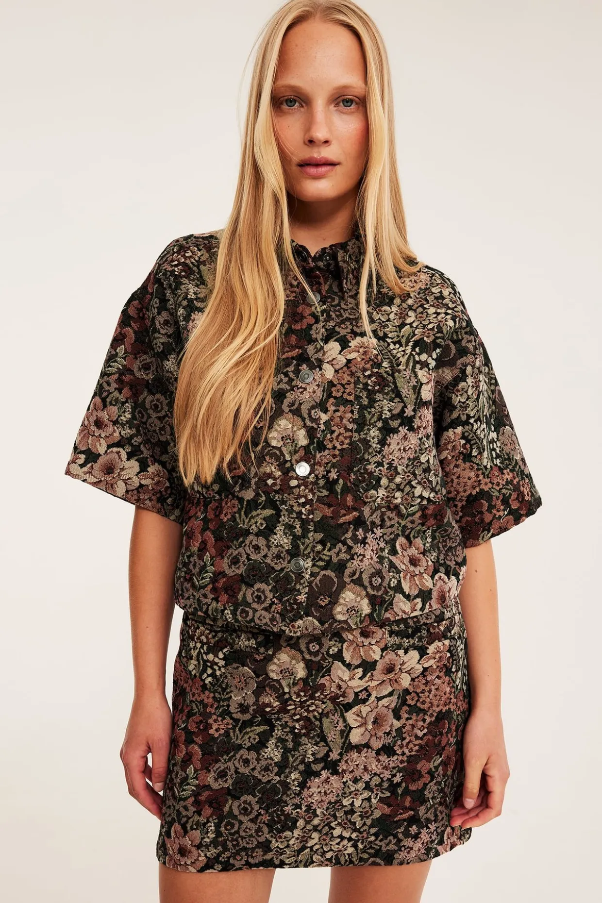 Romslig blomstret topp