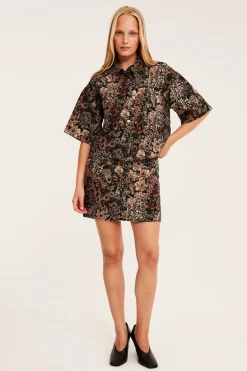 Romslig blomstret topp