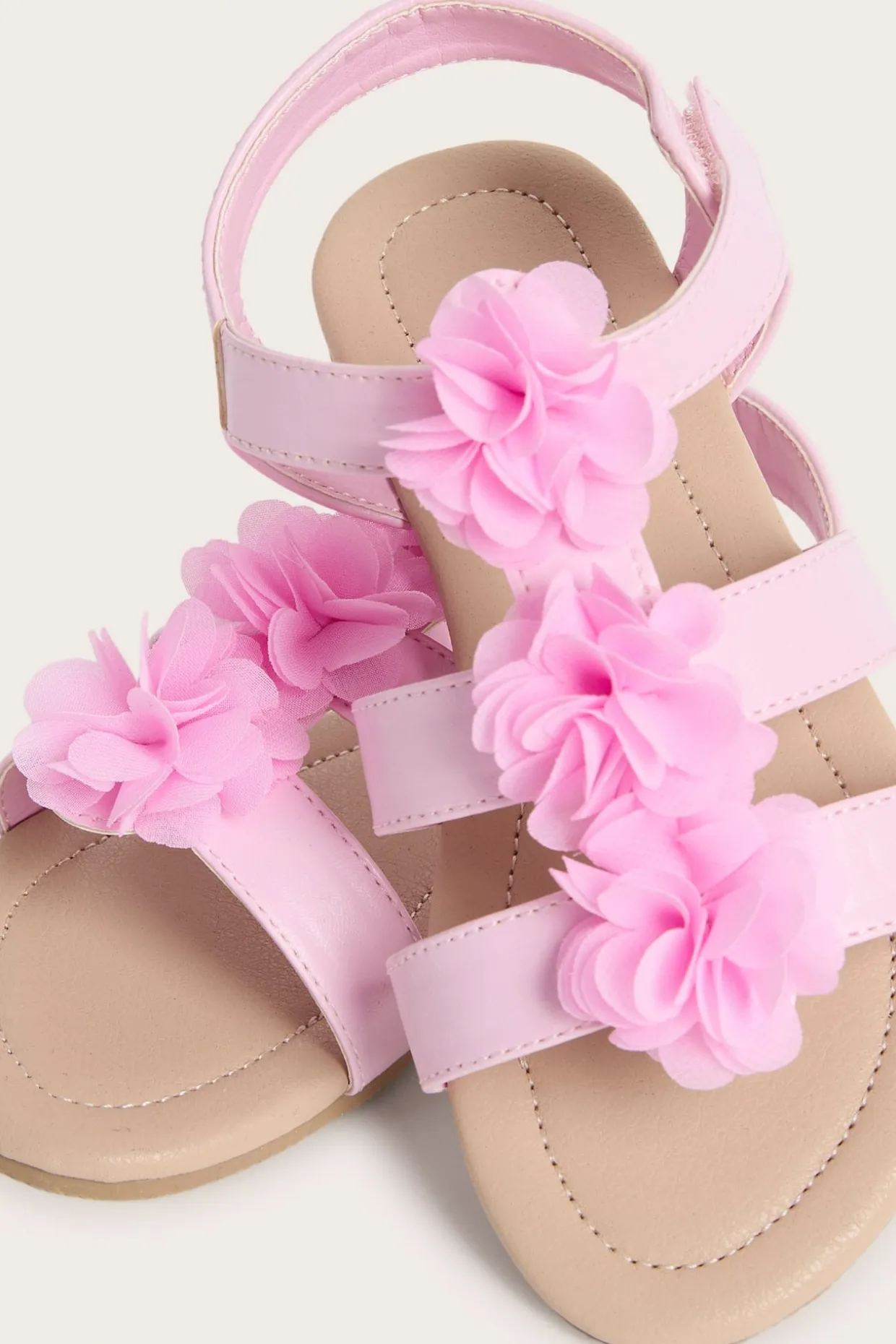 Sandaler med stoffblomster