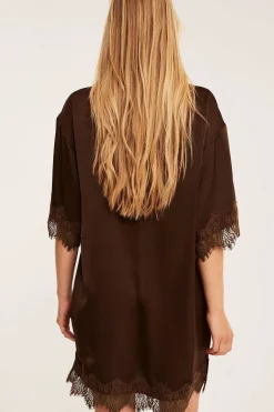 Satengkjole med blonder