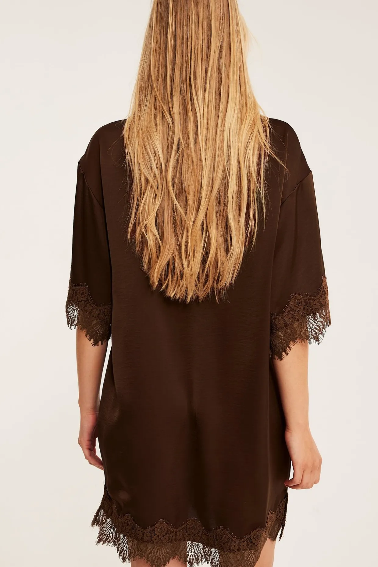 Satengkjole med blonder