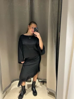 Satengskjørt med blondekanter