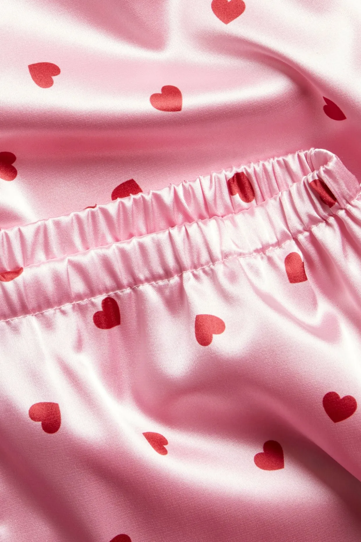 Satinpyjamas med hjerter