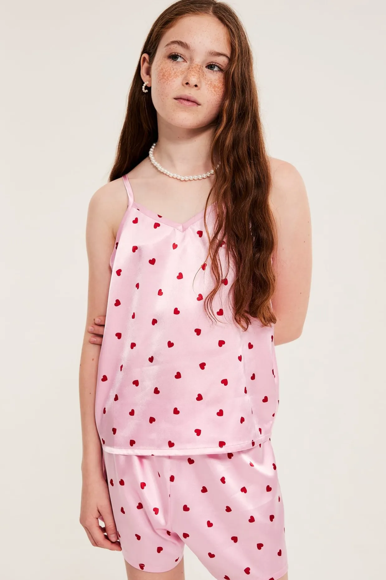 Satinpyjamas med hjerter