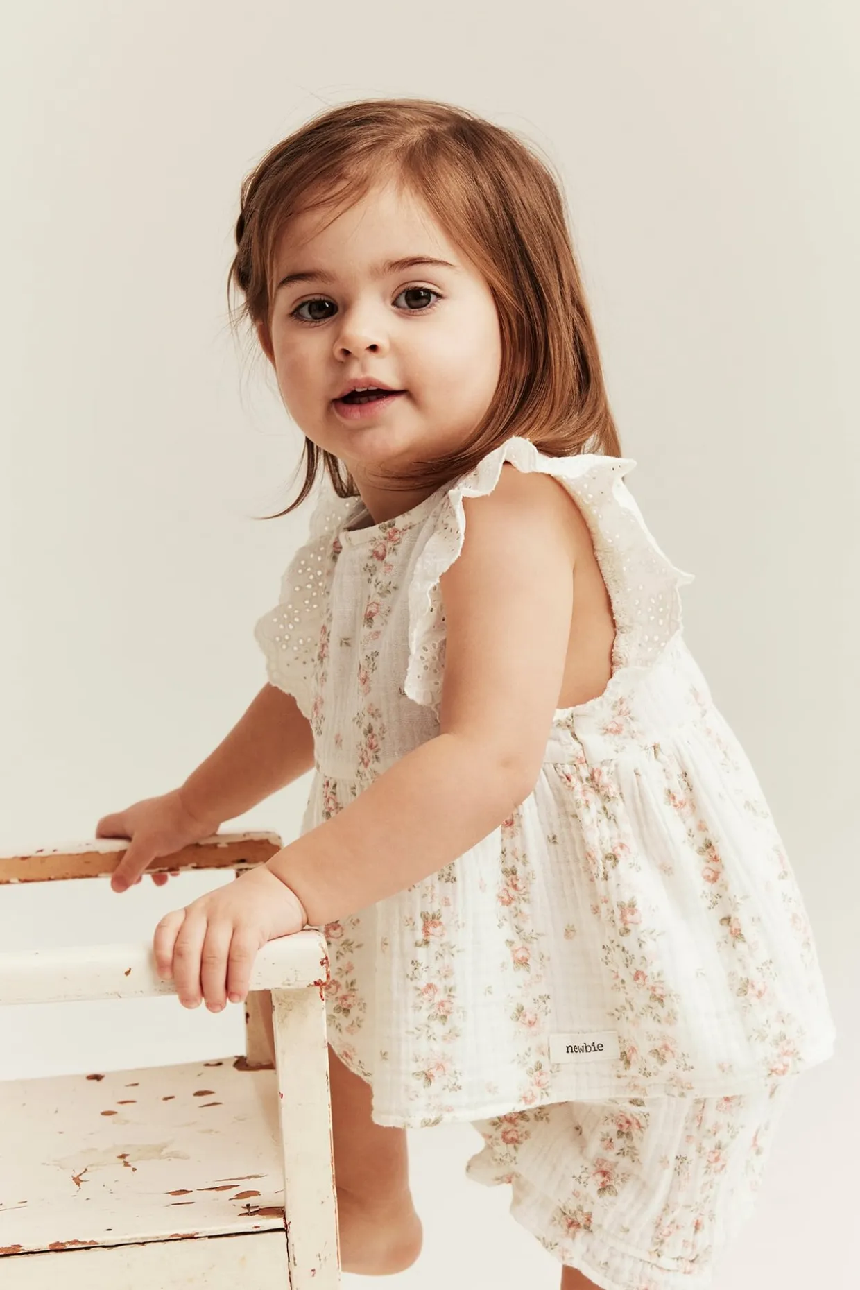 Sett med små blomster i musselin