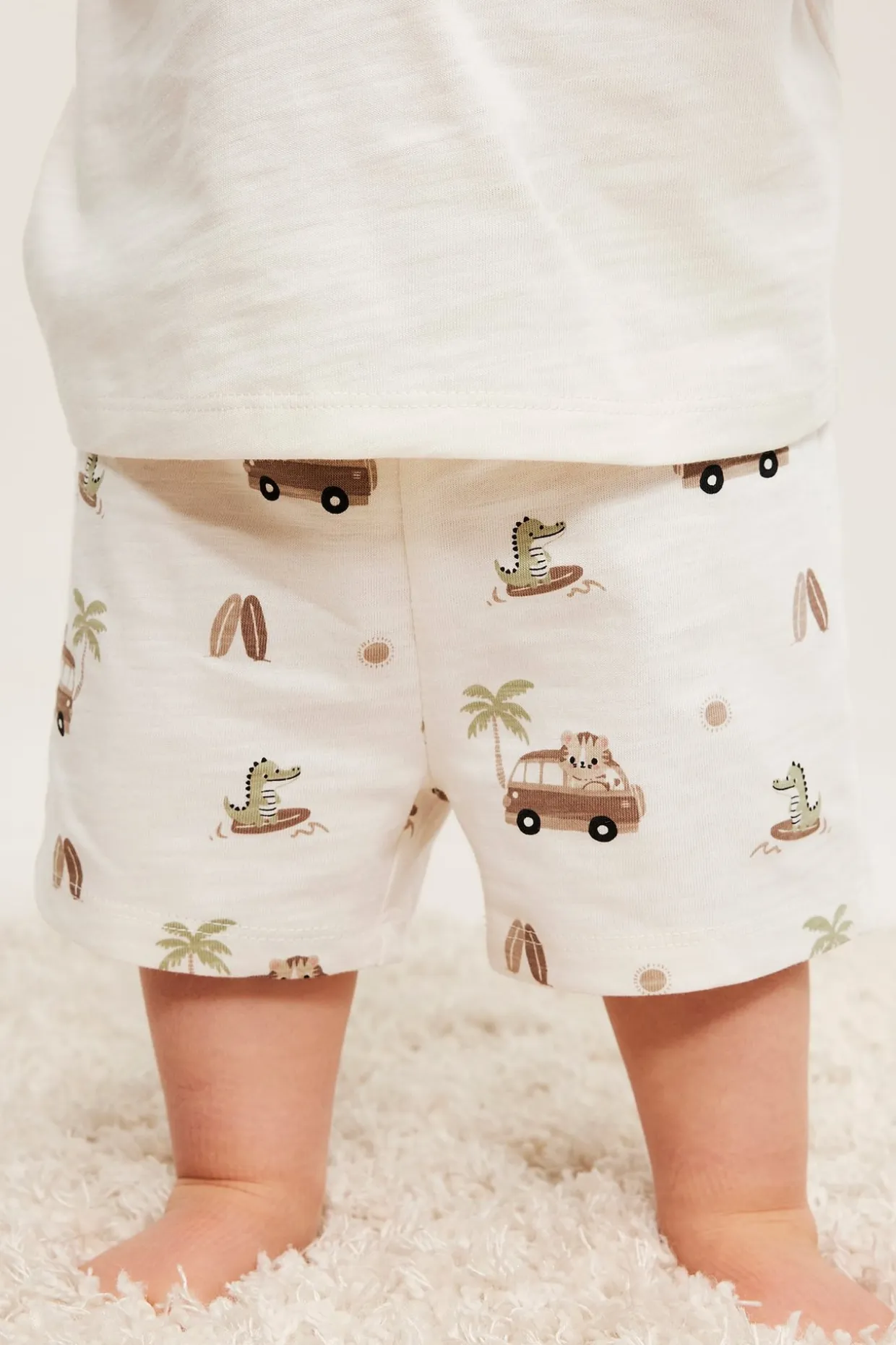Sett med T-skjorte og shorts