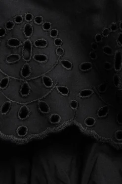 Shorts i bomullspoplin og brodert kant