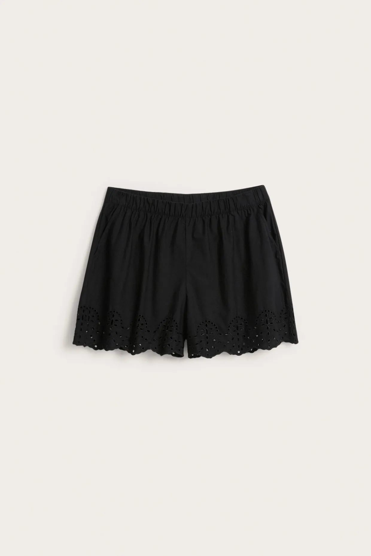 Shorts i bomullspoplin og brodert kant