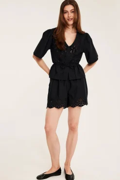 Shorts i bomullspoplin og brodert kant
