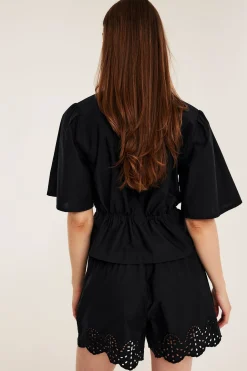 Shorts i bomullspoplin og brodert kant
